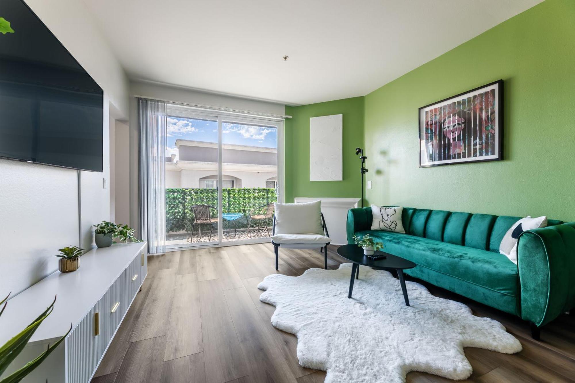 Spacious Home, 2 Beds, Pool, Hot Tub, Gym, Free Parking Apartment *