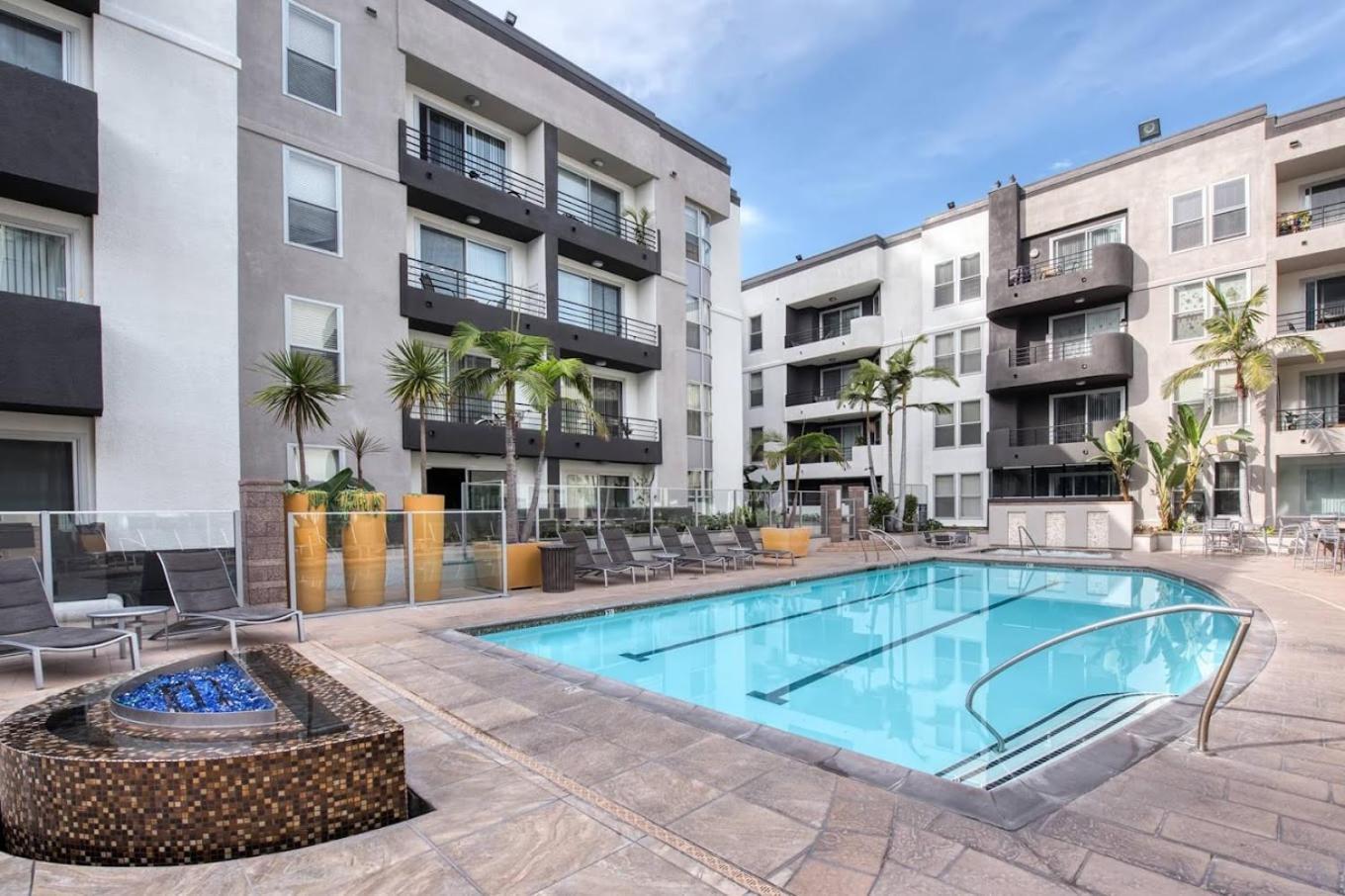 Spacious Home, 2 Beds, Pool, Hot Tub, Gym, Free Parking Apartment *