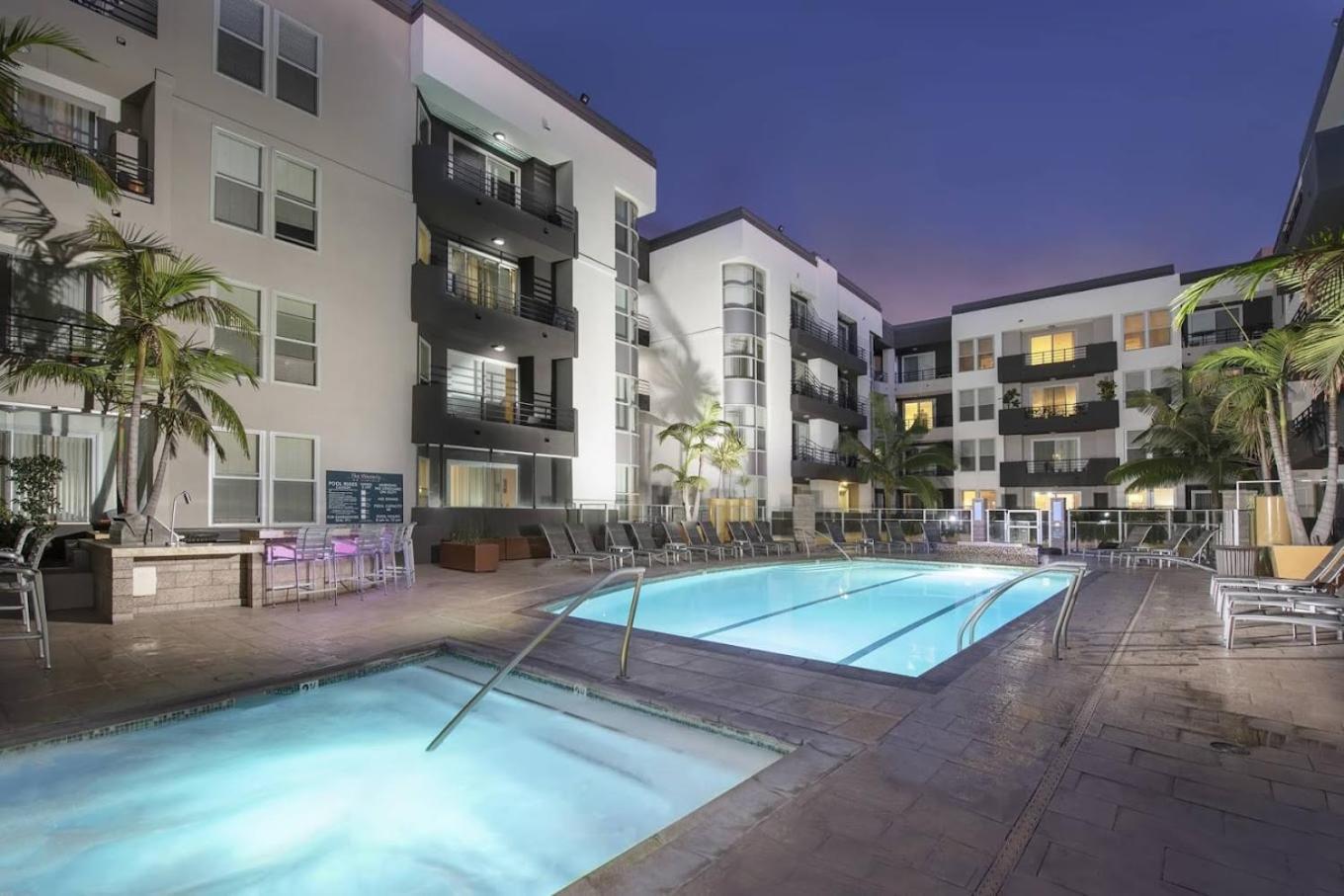 Spacious Home, 2 Beds, Pool, Hot Tub, Gym, Free Parking