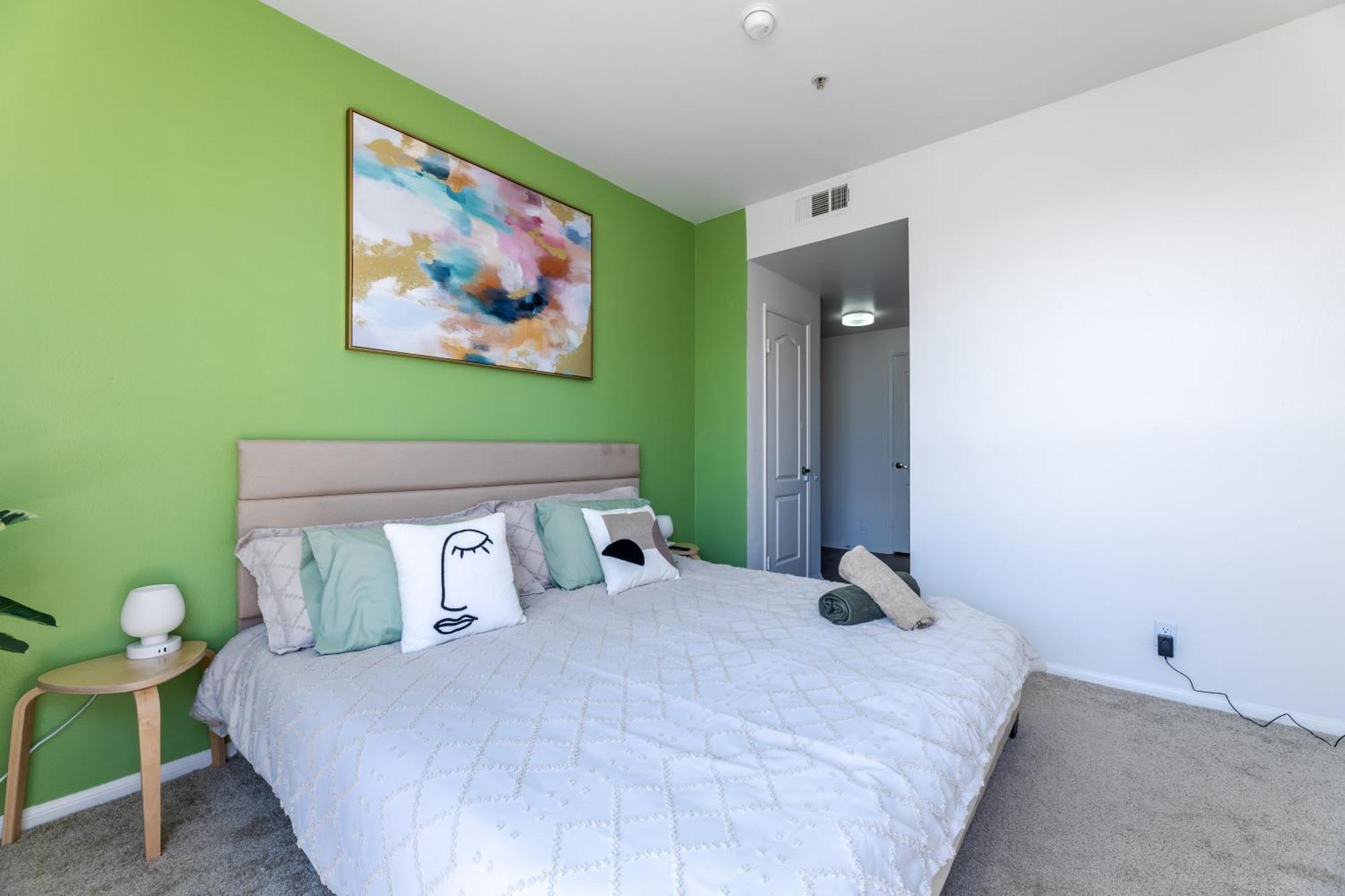 Spacious Home, 2 Beds, Pool, Hot Tub, Gym, Free Parking Apartment
