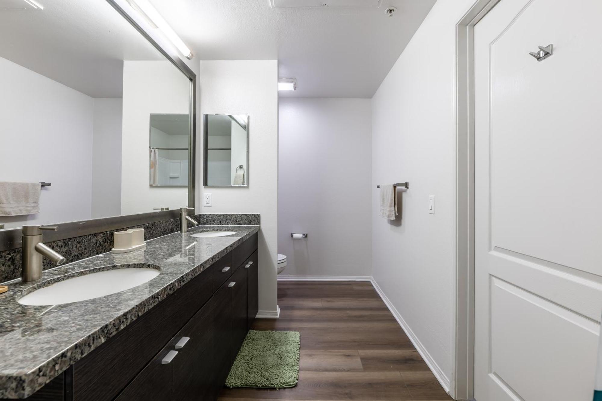 Spacious Home, 2 Beds, Pool, Hot Tub, Gym, Free Parking Apartment *
