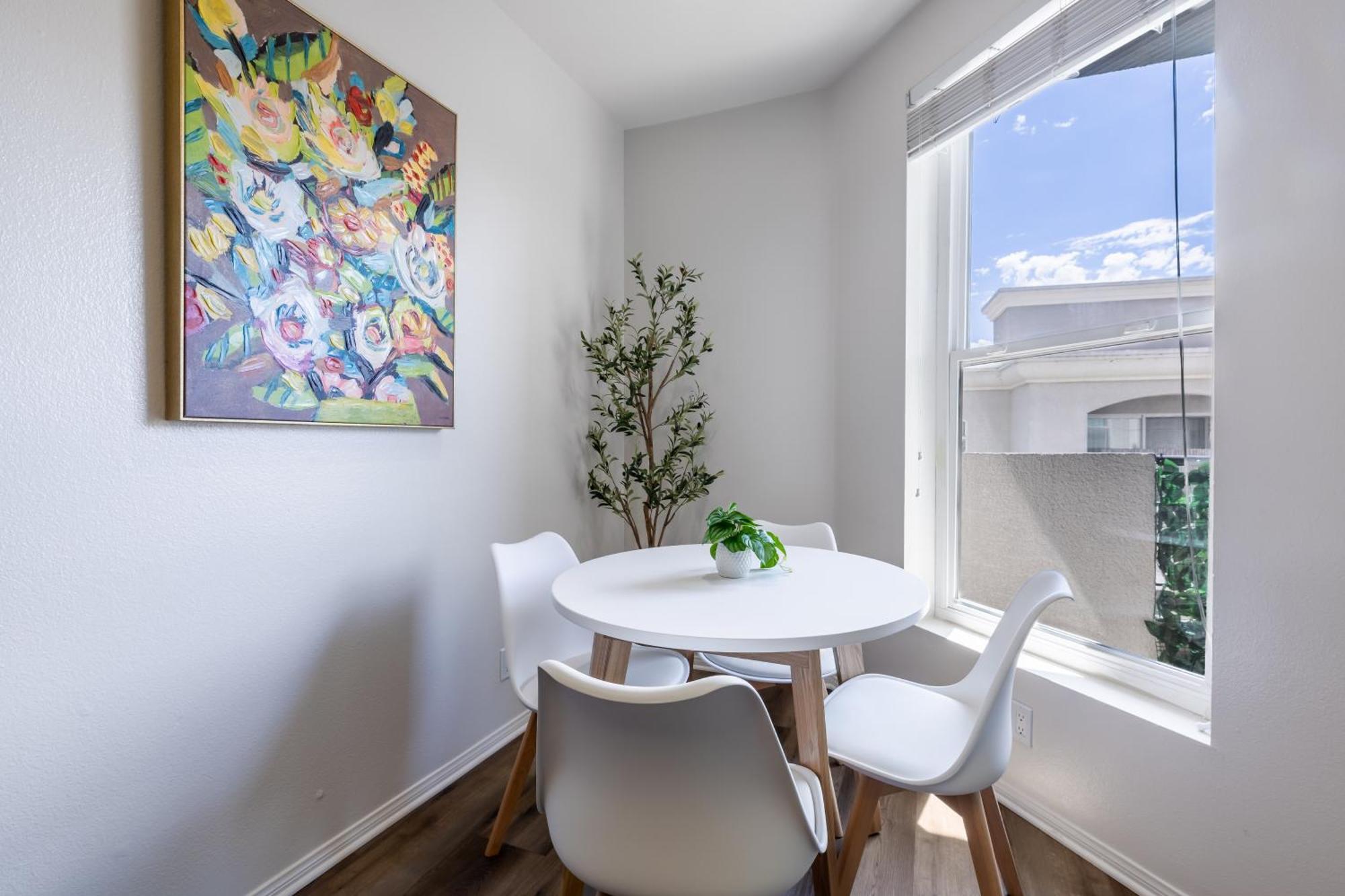 Spacious Home, 2 Beds, Pool, Hot Tub, Gym, Free Parking Apartment Los Angeles