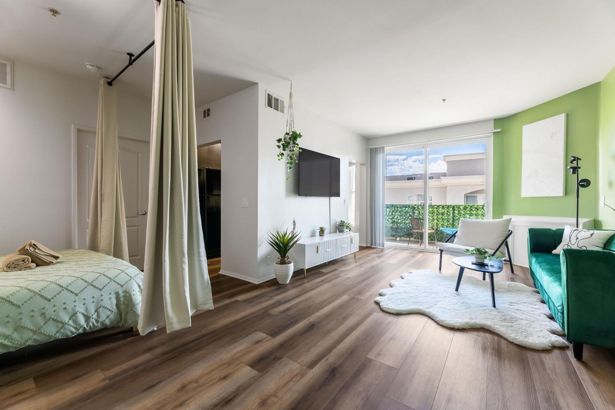 Apartment Spacious Home, 2 Beds, Pool, Hot Tub, Gym, Free Parking Los Angeles