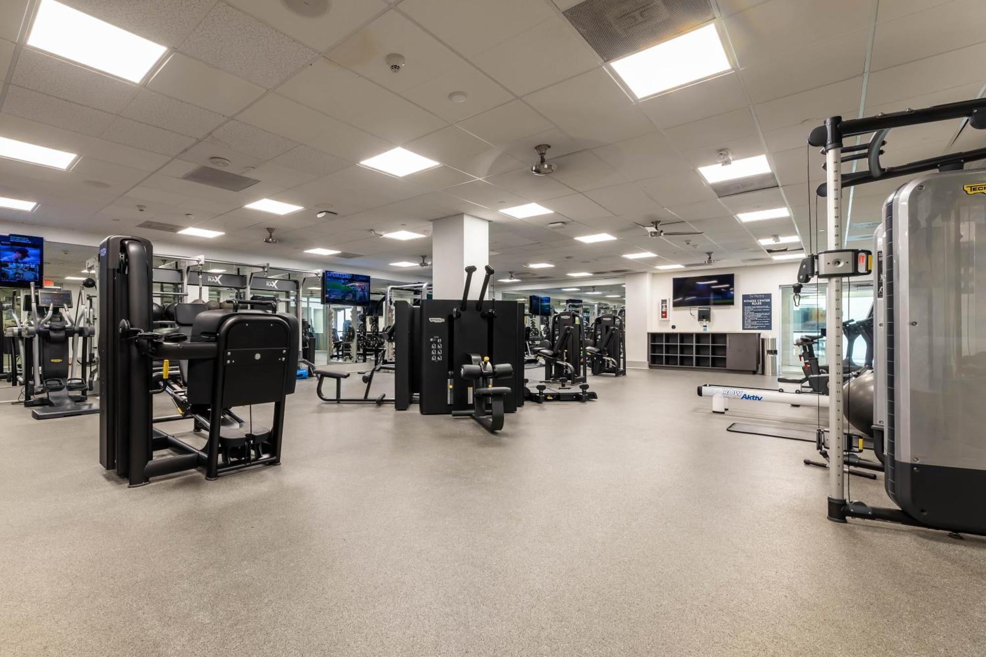 Apartment Spacious Home, 2 Beds, Pool, Hot Tub, Gym, Free Parking *