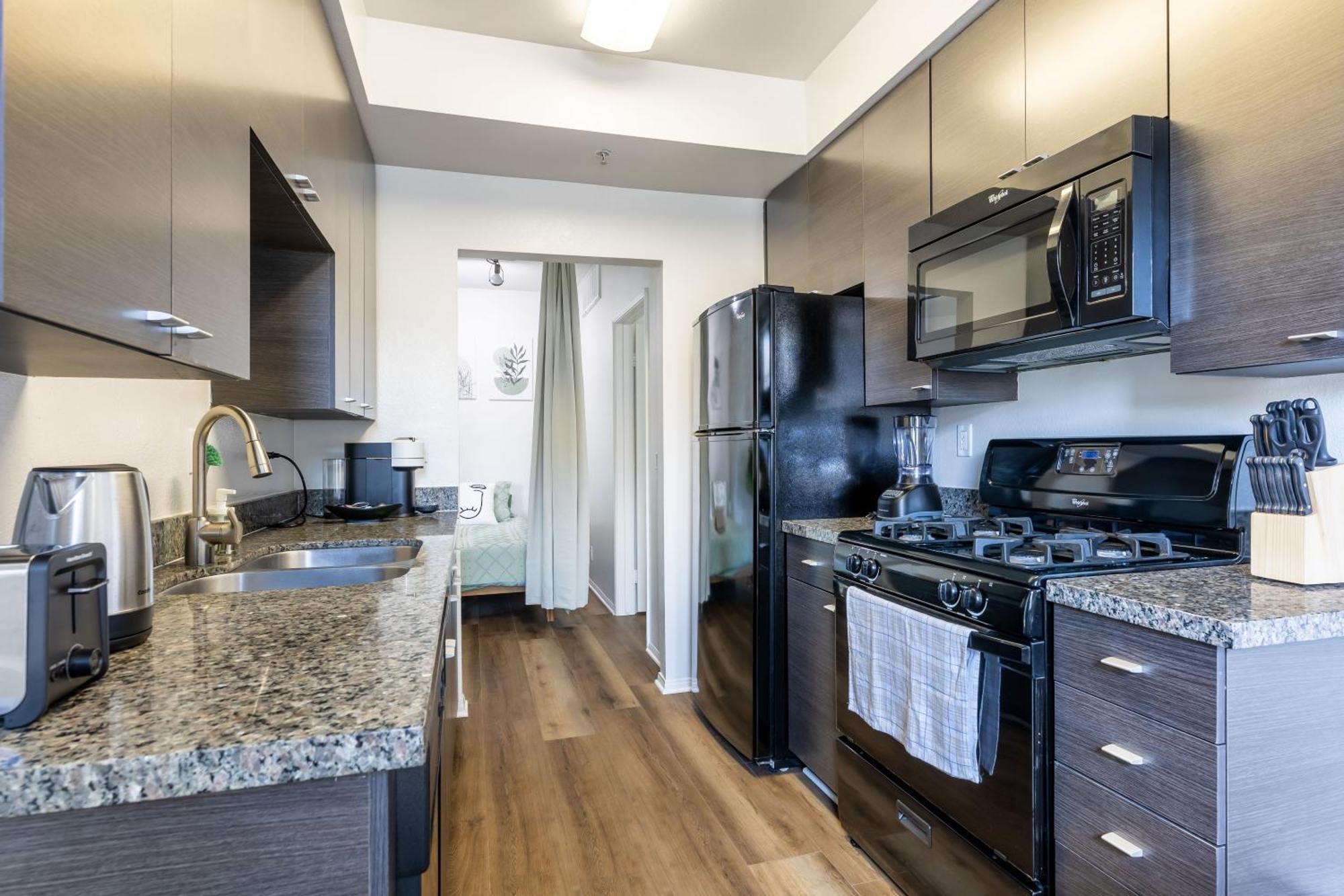 Spacious Home, 2 Beds, Pool, Hot Tub, Gym, Free Parking Apartment Los Angeles