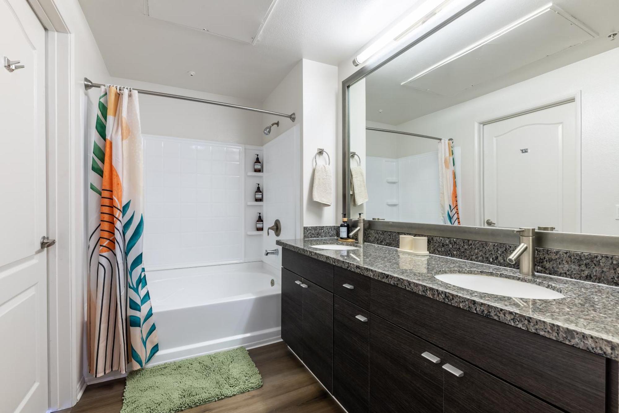 Apartment Spacious Home, 2 Beds, Pool, Hot Tub, Gym, Free Parking Los Angeles