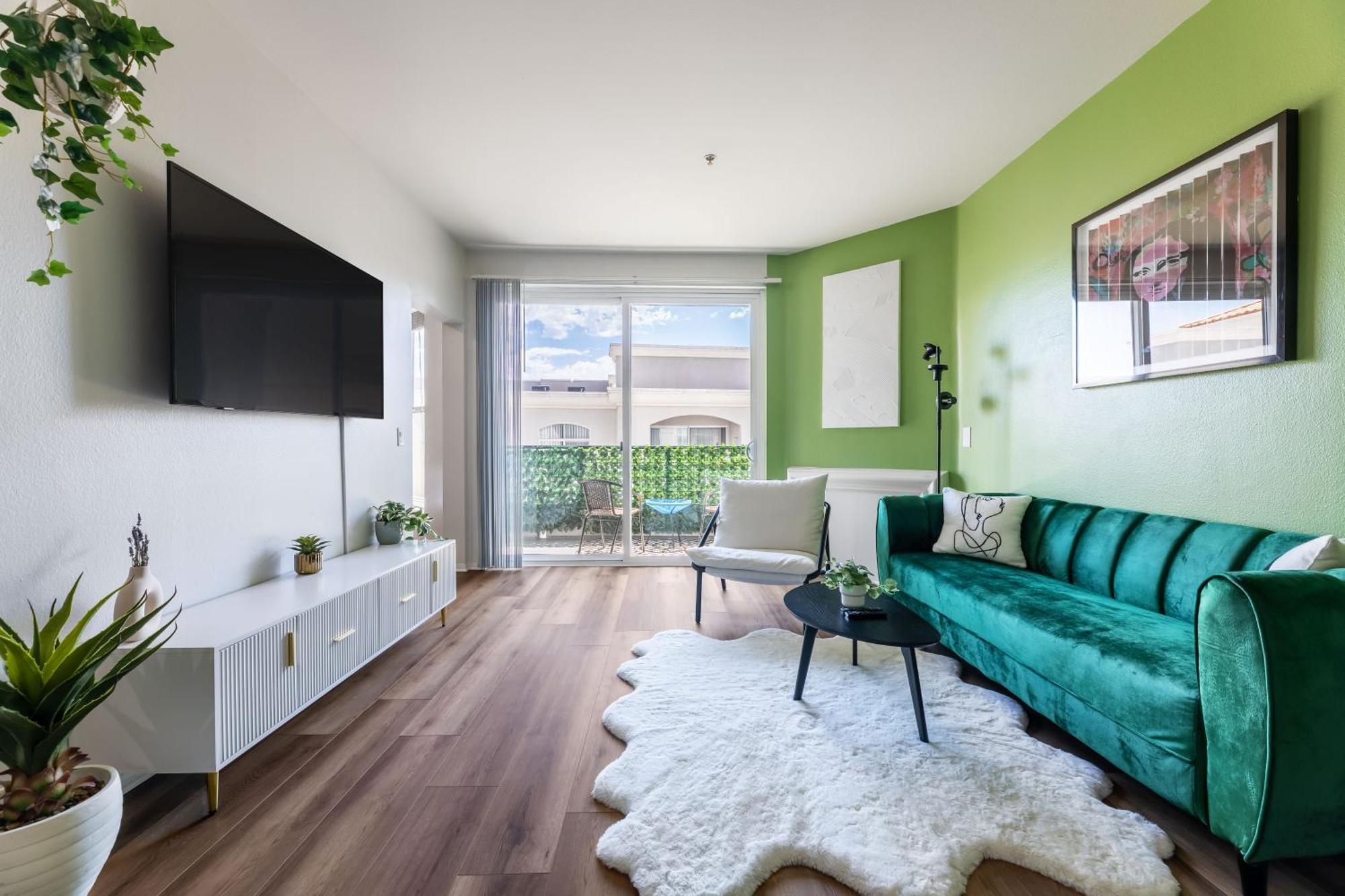 Spacious Home, 2 Beds, Pool, Hot Tub, Gym, Free Parking Los Angeles