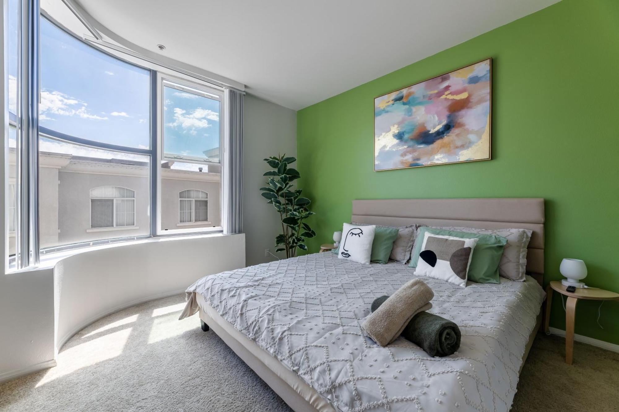 Apartment Spacious Home, 2 Beds, Pool, Hot Tub, Gym, Free Parking Los Angeles
